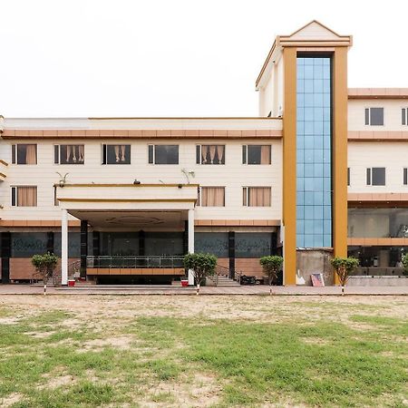 Oyo 39959 Hotel Bandhan Bahraich Bagian luar foto