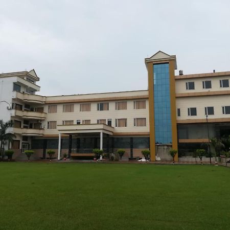 Oyo 39959 Hotel Bandhan Bahraich Bagian luar foto