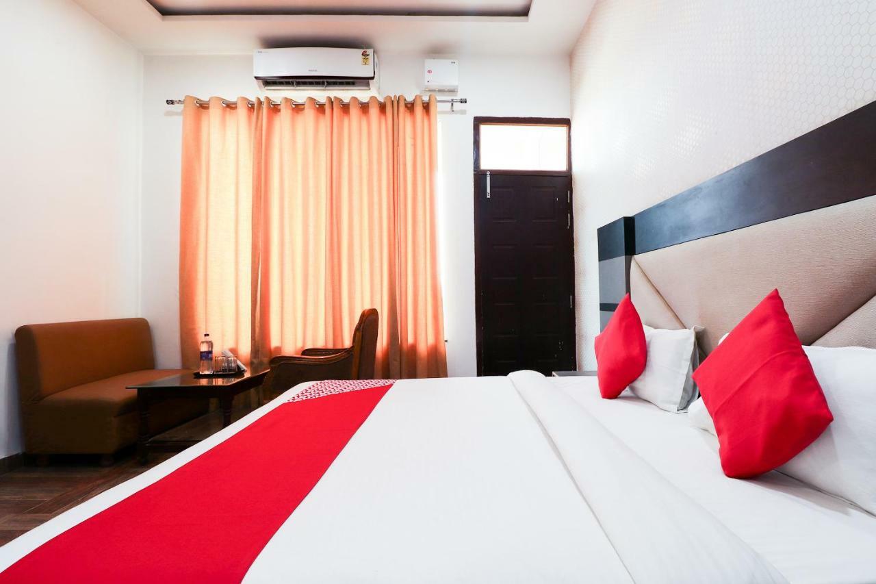 Oyo 39959 Hotel Bandhan Bahraich Bagian luar foto