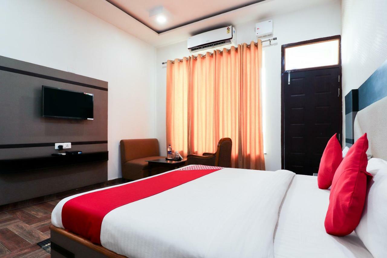 Oyo 39959 Hotel Bandhan Bahraich Bagian luar foto