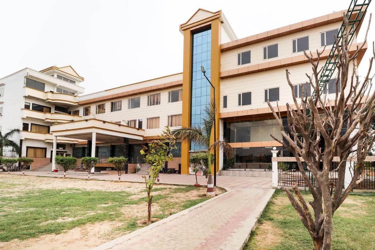 Oyo 39959 Hotel Bandhan Bahraich Bagian luar foto